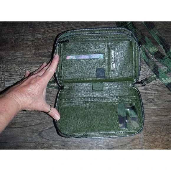 Lug Crossbody Wallet Olive Green Quilted‎ RFID Blocking Wristlet Strap Camo - Picture 5 of 7